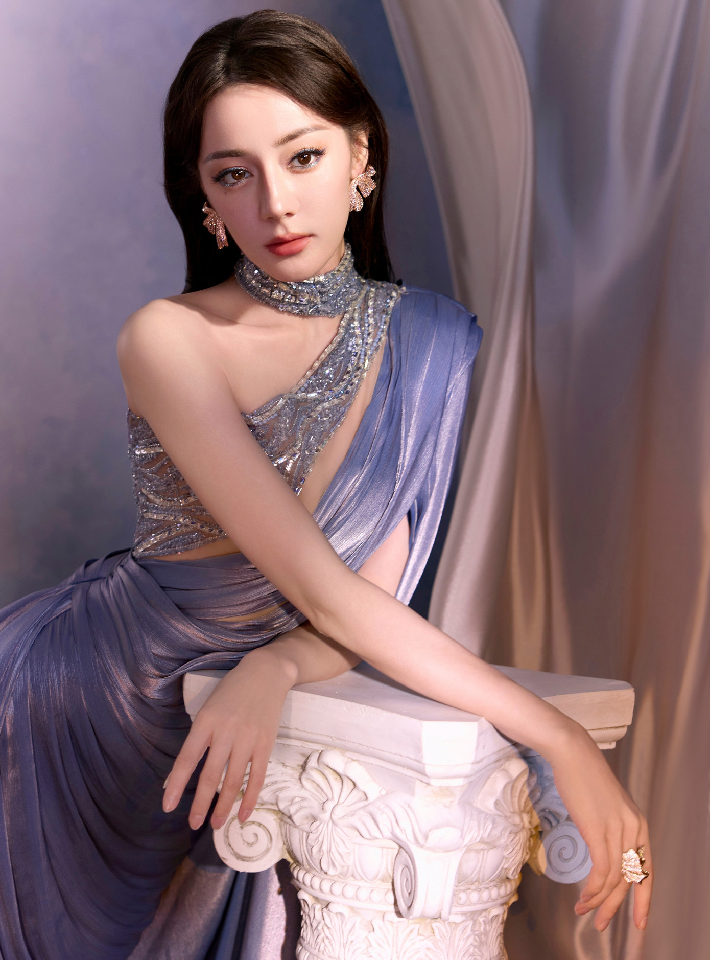 Sohu đưa tin ngày 1/11, Địch Lệ Nhiệt Ba xuất hiện ở sự kiện với bộ váy màu tím theo phong cách nữ thần Hy Lạp. Nữ diễn viên gây choáng ngợp với nhan sắc kiều diễm, trạng thái hoàn hảo từ trang phục tới trang điểm. Theo Sohu, khi không tham gia đóng phim, mỹ nhân Tân Cương luôn bận rộn với các hoạt động quảng cáo, cô là ngôi sao 9X có số lượng hợp đồng làm người đại diện nhiều nhất nhì giới giải trí Hoa ngữ.