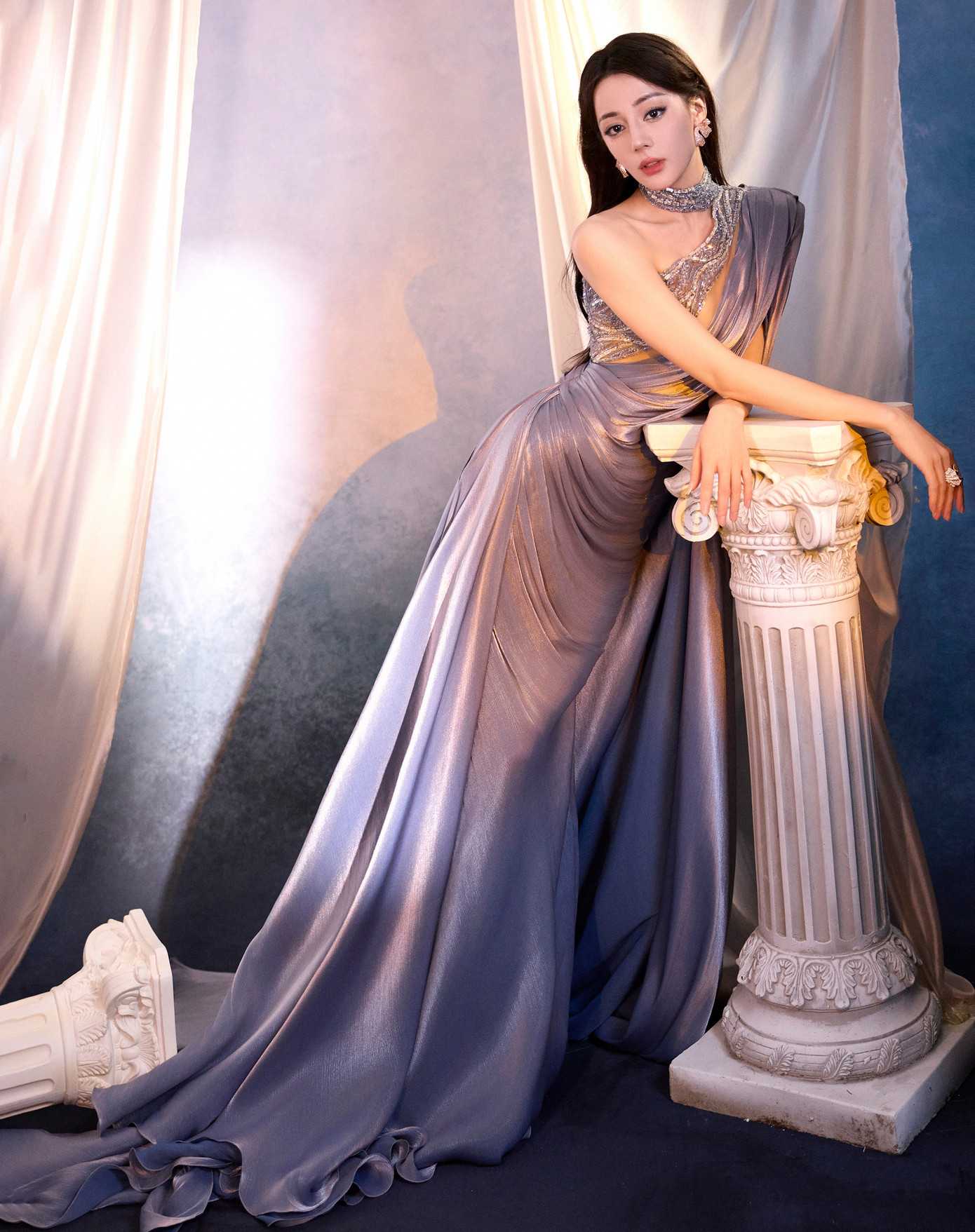 Đáng nói, trong ba ngày liên tiếp, Địch Lệ Nhiệt Ba thử các phong cách khác nhau, từ bộ jumpsuit mạnh mẽ cá tính khoe bờ vai quyến rũ tới chiếc váy phá cách nhưng vẫn ngọt ngào, hay phong cách sang trọng nữ tính tựa nữ thần đều không làm khó được nữ diễn viên.