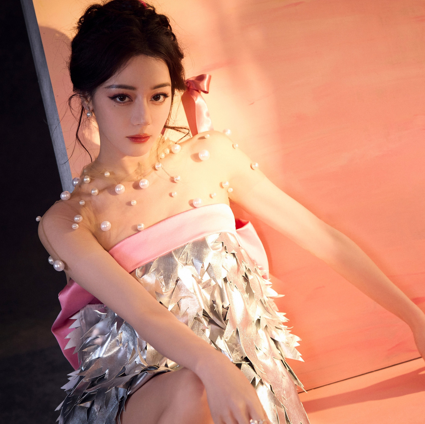 Thời trang là thế mạnh của Địch Lệ Nhiệt Ba nên nữ diễn viên luôn đầu tư kỹ lưỡng tạo hình mỗi khi xuất hiện. Hồi tháng 9, khi tham gia Tuần lễ thời trang Paris, Pháp, Địch Lệ Nhiệt Ba được tạp chí Vogue bình chọn là ngôi sao châu Á duy nhất lọt vào danh sách &quot;The best street style from the Paris Fashion Week SS2025 shows&quot; (Phong cách đường phố đẹp nhất Tuần lễ thời trang Paris Xuân/Hè 2025). Chứng nhận này thể hiện tầm ảnh hưởng về thời trang của Địch Lệ Nhiệt Ba.