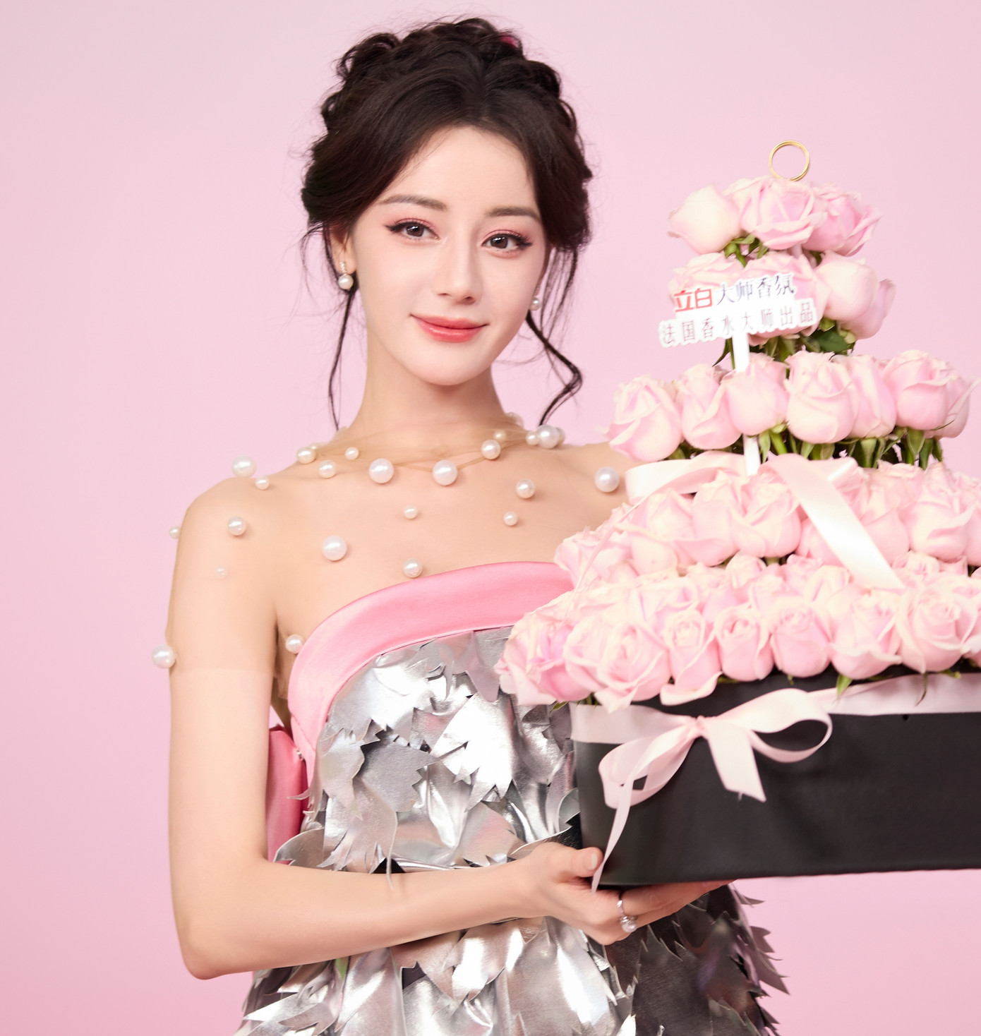 Ngoại trừ gương mặt nổi bật, mang nét phương Tây, đặc trưng của các mỹ nhân vùng Tân Cương, vóc dáng của Địch Lệ Nhiệt Ba luôn được khen ngợi với chiều cao 1,68 m, vòng eo thon gọn, đôi chân dài thẳng tắp. Chính vì vậy, cô được đánh giá là &quot;nữ hoàng thảm đỏ&quot; thế hệ mới thay thế đàn chị Phạm Băng Băng.