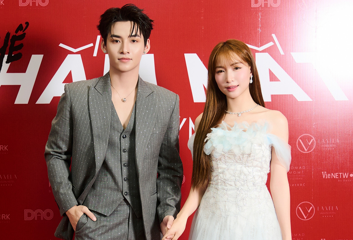 Ca sĩ Hòa Minzy đang có show ở Hà Nội nhưng vẫn đổi vé, tranh thủ về TPHCM chung vui với đàn em khiến Hùng Huỳnh xúc động.