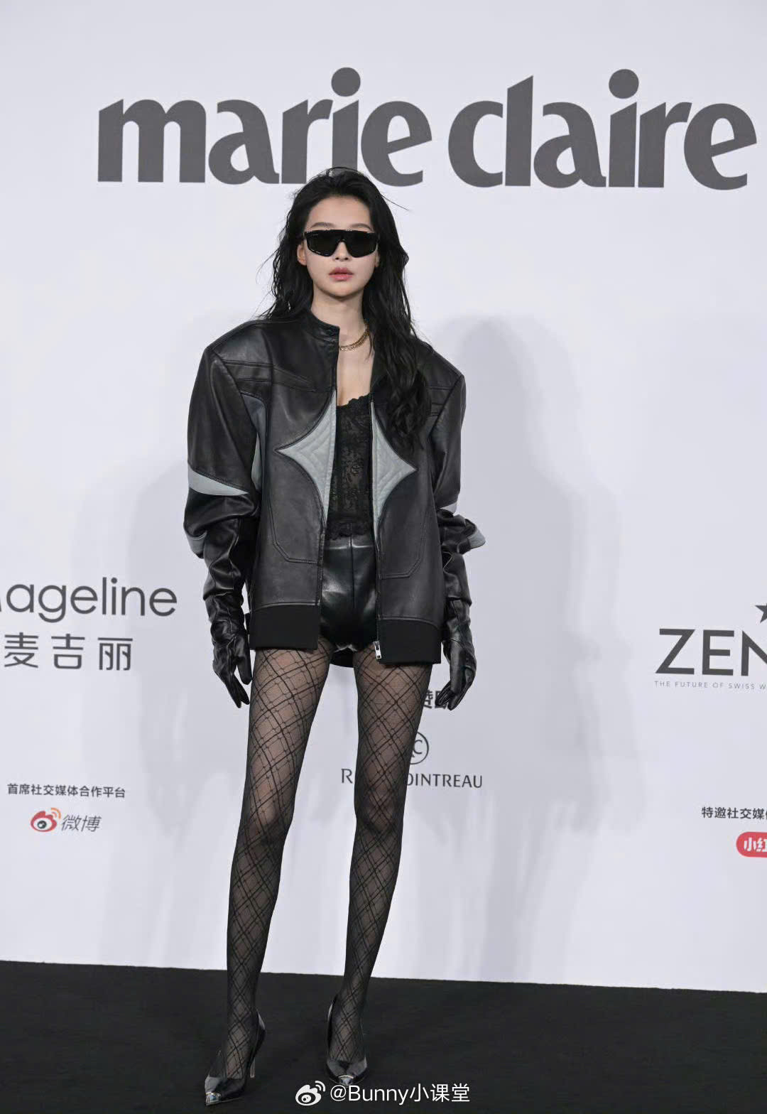 Tôn Di khoe vóc dáng thon gọn cùng đôi chân dài miên man. Tôn Di tụt dốc danh tiếng vì lùm xùm tình ái. Cô hẹn hò với một nghệ sĩ tai tiếng nhưng không dám thừa nhận, liên tục nói dối dù nhiều lần bị chụp ảnh làm bằng chứng.