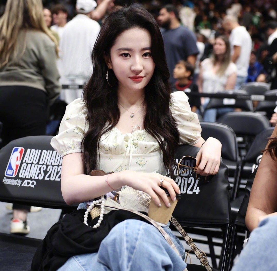 Ảnh chưa chỉnh sửa và ảnh chính thức của Lưu Diệc Phi không có sự khác biệt. Nữ diễn viên được khen có trạng thái tốt. Thậm chí, ảnh mộc của Lưu Diệc Phi còn được đánh giá là tự nhiên, gần gũi hơn. Ảnh chưa chỉnh sửa và ảnh chính thức của Lưu Diệc Phi không có sự khác biệt. Nữ diễn viên được khen có trạng thái tốt. Thậm chí, ảnh mộc của Lưu Diệc Phi còn được đánh giá là tự nhiên, gần gũi hơn.