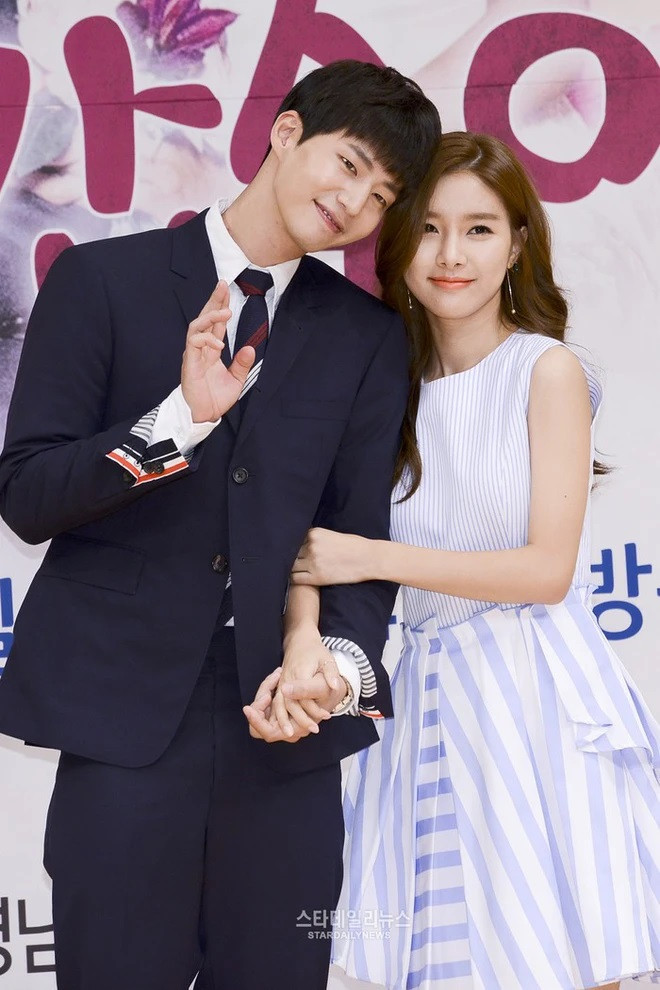 Song Jae Rim và Kim So Eun rất được yêu thích nhờ chương trình giả làm vợ chồng We Got Married. Đáng tiếc họ không đến với nhau ngoài đời thực. Song Jae Rim và Kim So Eun rất được yêu thích nhờ chương trình giả làm vợ chồng We Got Married. Đáng tiếc họ không đến với nhau ngoài đời thực.