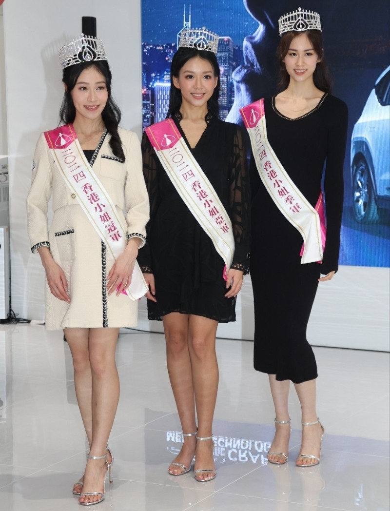 Lương Gia Oánh (đứng giữa) bị yêu cầu tước danh hiệu vì vướng lùm xùm. Lương Gia Oánh (đứng giữa) bị yêu cầu tước danh hiệu vì vướng lùm xùm.