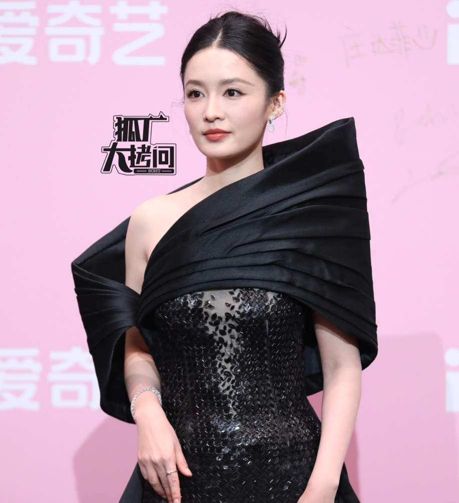 Lý Thấm bị chê già với chiếc váy đen và mái tóc được búi gọn. Cô giành được danh hiệu Nữ diễn viên chất lượng của năm nhờ màn thể hiện được đánh giá cao trong phim Truy phong giả. Lý Nhất Đồng và Lý Thấm luôn bị đánh giá là có gương mặt khá giống nhau. Tuy nhiên, Lý Nhất Đồng có phong cách trẻ trung hơn.