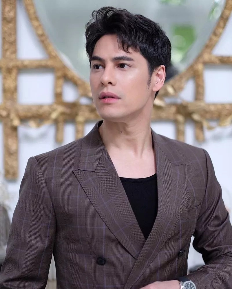 Sau 21 năm, nam chính Siwat Chotchaicharin vẫn điển trai và trẻ trung như không hề già đi.