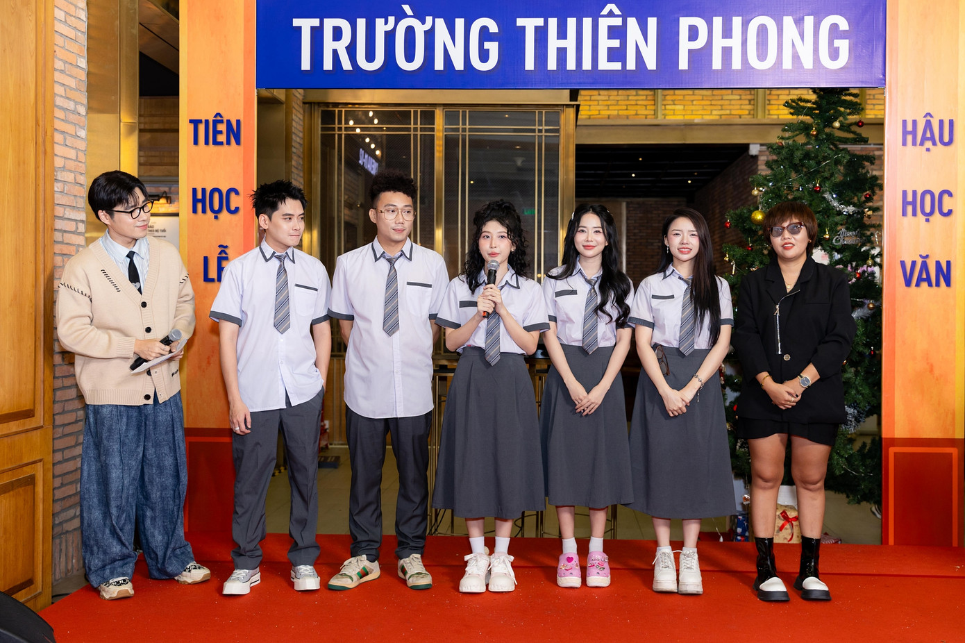 Học đường nổi loạn gồm 10 phần với nhiều tình huống thú vị tuổi học trò.