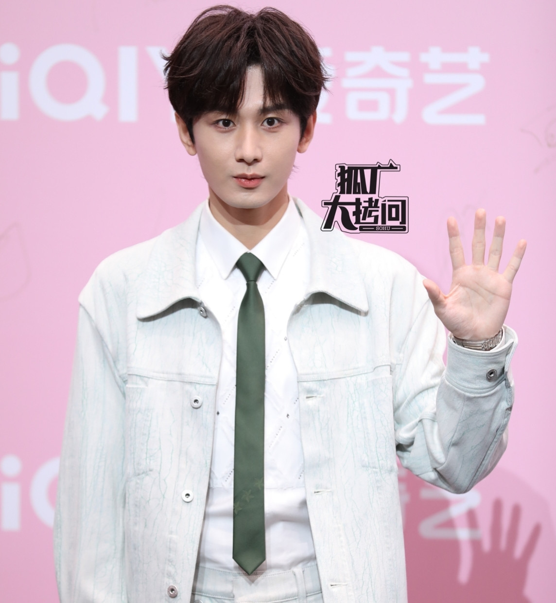 Hai nhân vật được chú ý khác là Thành Nghị và Lưu Thi Thi, đã trở thành Vua và Nữ hoàng của Đêm hội Gào thét iQiYi năm nay. Trong năm 2024, Lưu Thi Thi trở lại với phim Nhất niệm quan sơn là dự án cổ trang có thành tích tốt. Còn Thành Nghị đảm nhận vai nam chính trong siêu phẩm Liên hoa lâu đã mang về nhiều giá trị thực tế cho iQiYi như lượt xem cao, kéo về lượng khán giả mới đăng ký cao, doanh thu các vật phẩm liên quan cao nhất nền tảng.