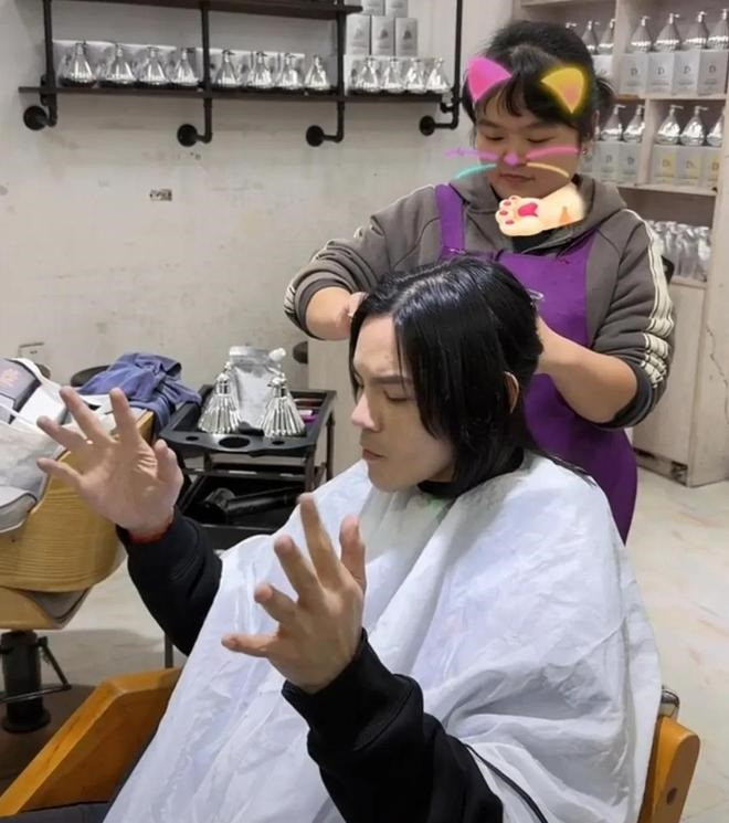 Hướng Tả đến cắt tóc tại tiệm của Hiểu Hoa. Không chỉ 67 triệu khán giả trên mạng, có rất nhiều người đứng xem hai người phát trực tiếp ở cửa hàng.