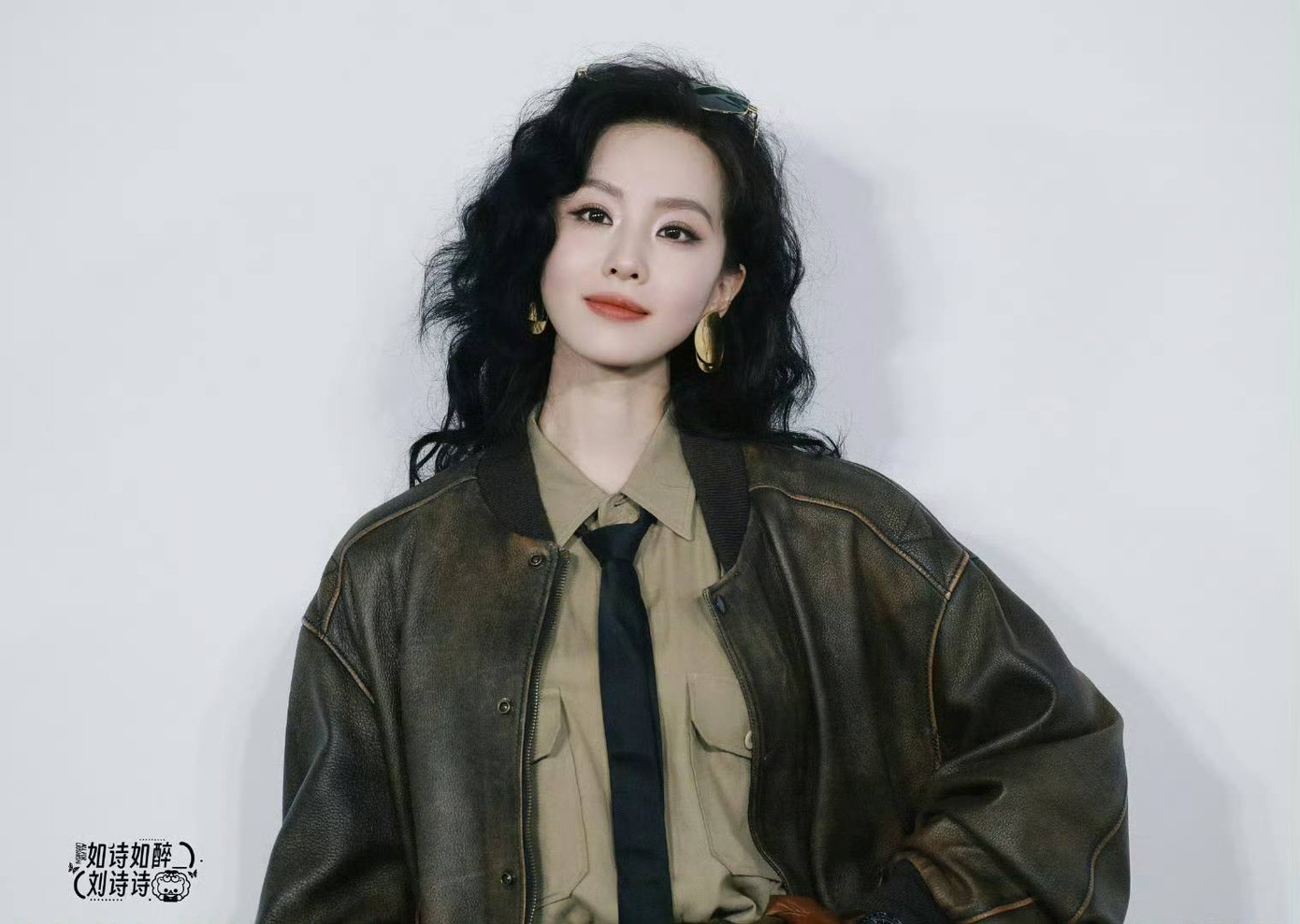 Không những vậy, giữa Dương Mịch và Lưu Thi Thi còn xảy ra tranh chấp về thứ tự xuất hiện. Theo Sina, Dương Mịch được sắp xếp đi trước, sau đó mới mới Lưu Thi Thi và cuối cùng là Lưu Diệc Phi. Nhưng Dương Mịch và nhóm bạn không muốn đi sau Lưu Thi Thi, nên thảm đỏ sự kiện đã phải để trống hơn 10 phút. Sáng 17/12, Dương Mịch phản hồi rằng cô không nhận được thông báo về thứ tự đi thảm đỏ, nhưng lời giải thích không được chấp nhận.