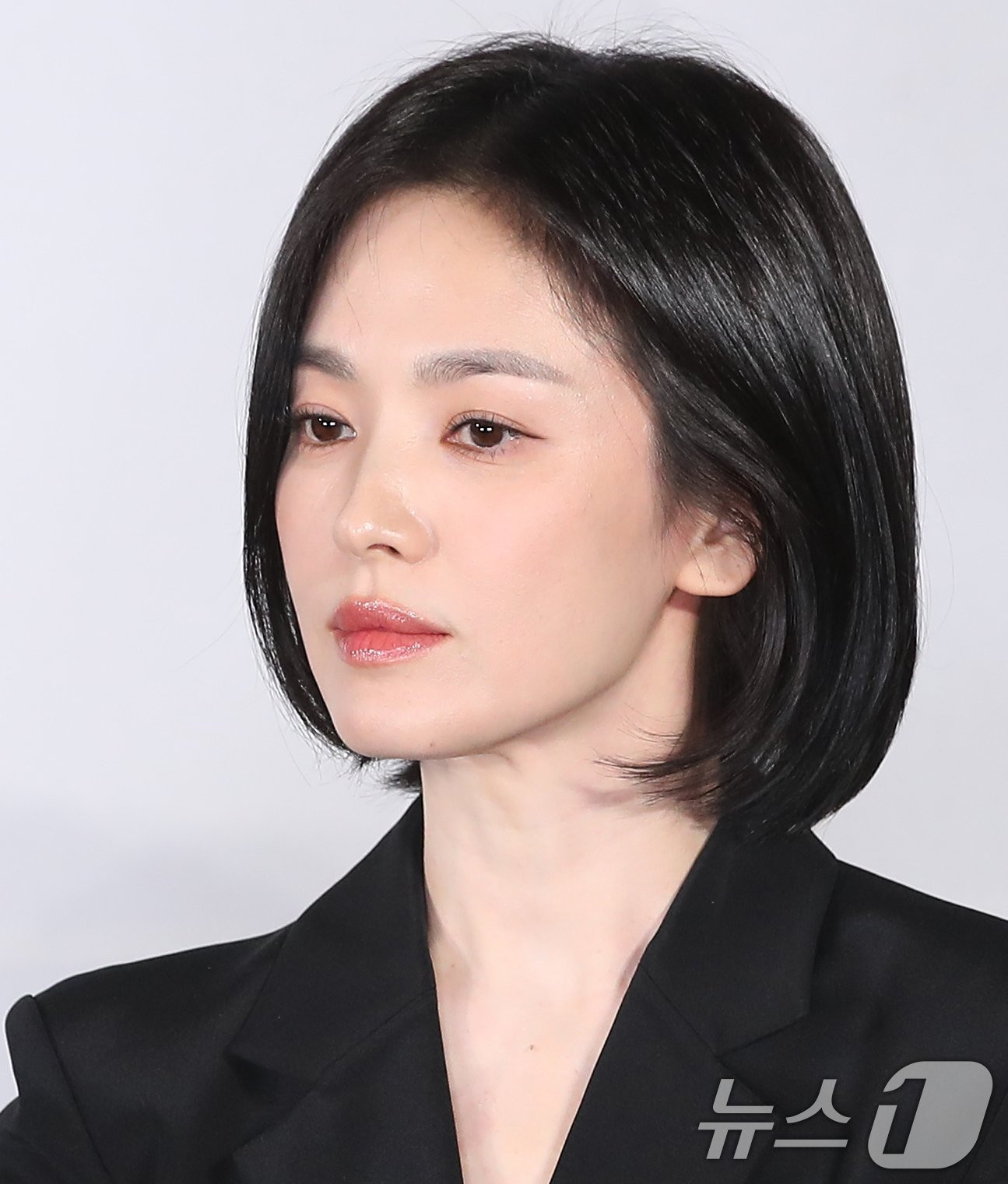 Song Hye Kyo xuất hiện trẻ trung, sang trọng tại buổi họp báo.