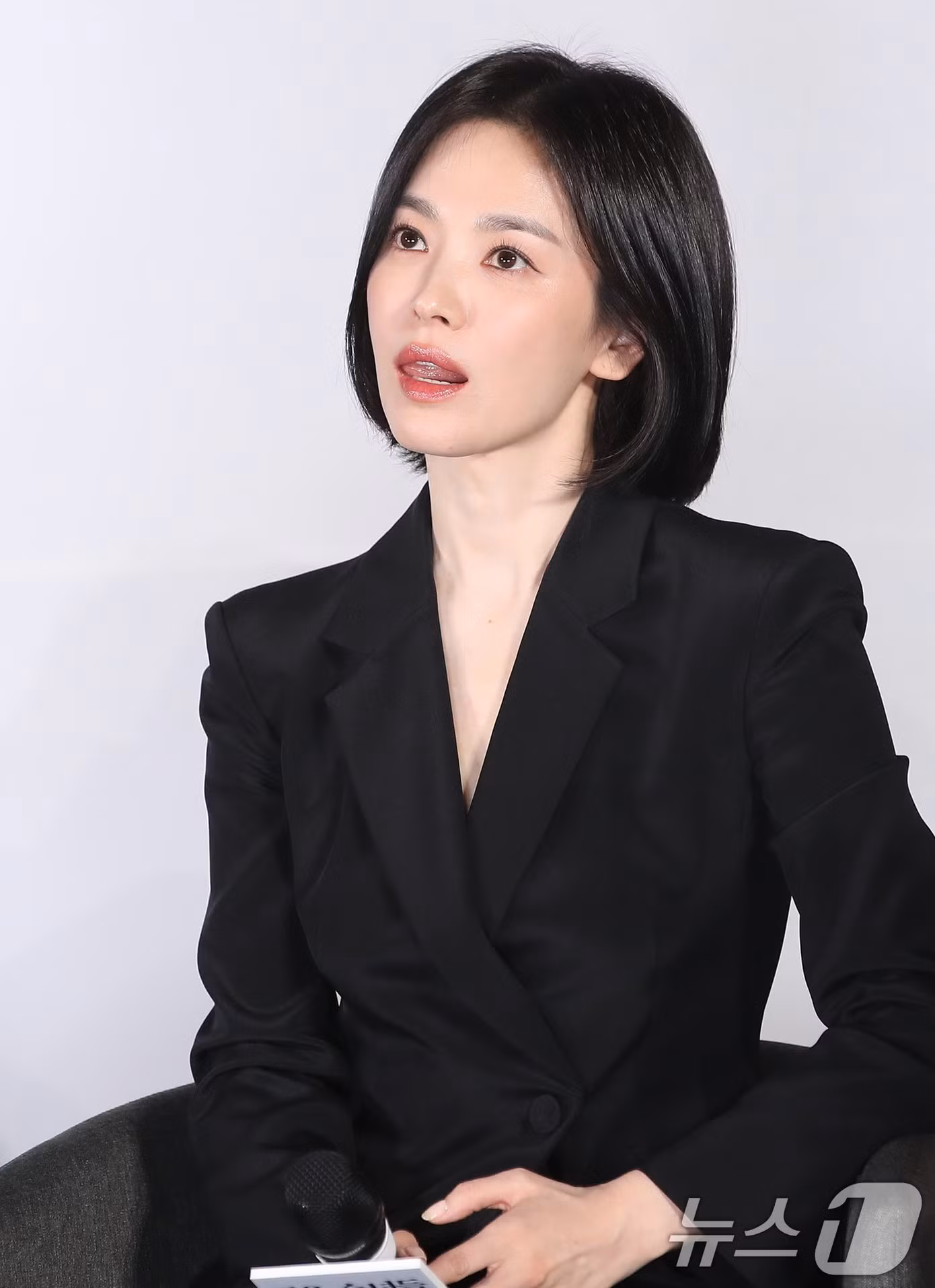 Khán giả Hàn Quốc khen ngợi Song Hye Kyo đẹp ở mọi độ tuổi. Nữ diễn viên cho biết cô không tìm đến các biện pháp can thiệp thẩm mỹ để giữ mãi tuổi thanh xuân mà tận hưởng việc bản thân già đi.
