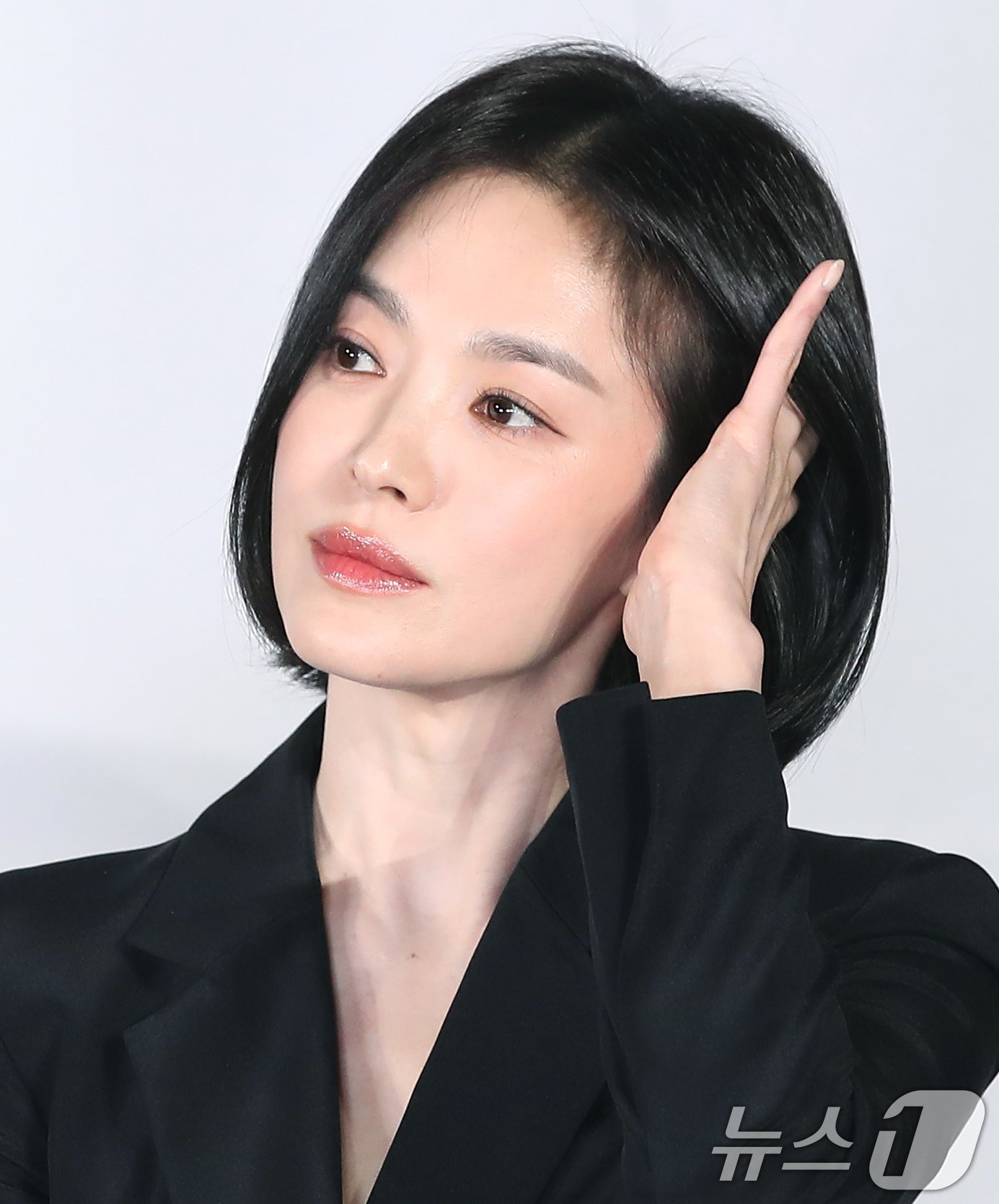 Song Hye Kyo xuất hiện trẻ trung, sang trọng tại buổi họp báo.