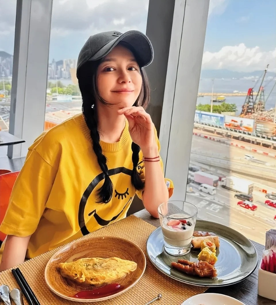 Từ Nhược Tuyên nhận tin dữ bị ung thư tuyến giáp. Từ Nhược Tuyên nhận tin dữ bị ung thư tuyến giáp.