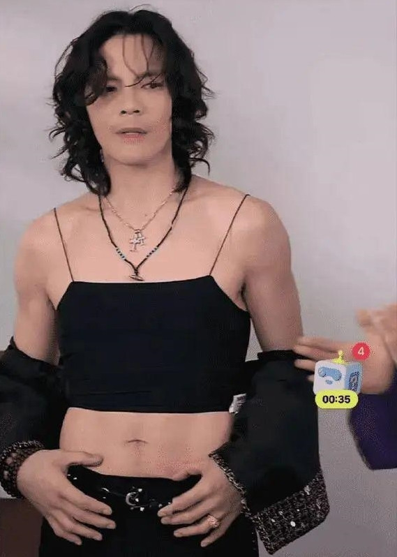 Những buổi bán hàng trực tuyến của Hướng Tả nhận tương tác khủng vì nam diễn viên sẵn sàng mặc đồ phụ nữ, trang điểm đậm. Những buổi bán hàng trực tuyến của Hướng Tả nhận tương tác khủng vì nam diễn viên sẵn sàng mặc đồ phụ nữ, trang điểm đậm.