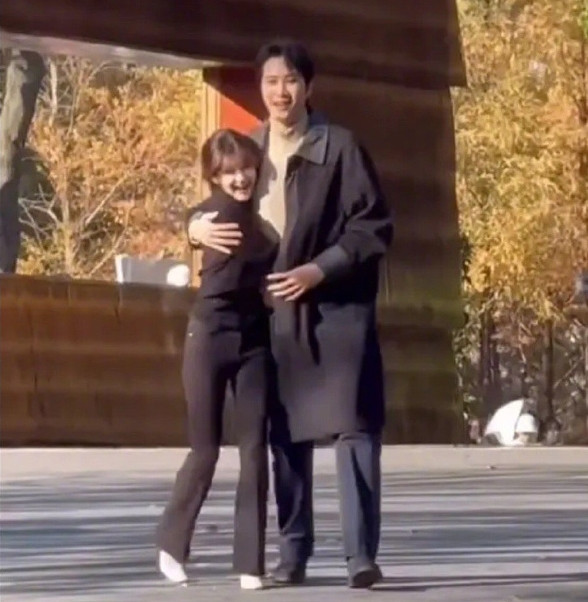 Khán giả so sánh Lưu Diệc Phi và Triệu Lộ Tư khi cùng đóng cặp với Bành Quán Anh và chê nữ diễn viên họ Triệu nhìn như con gái bạn diễn. Khán giả so sánh Lưu Diệc Phi và Triệu Lộ Tư khi cùng đóng cặp với Bành Quán Anh và chê nữ diễn viên họ Triệu nhìn như con gái bạn diễn.