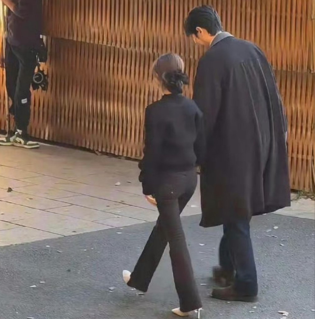 Triệu Lộ Tư bị chê vóc dáng thấp bé không đẹp đôi với bạn diễn. Triệu Lộ Tư bị chê vóc dáng thấp bé không đẹp đôi với bạn diễn.