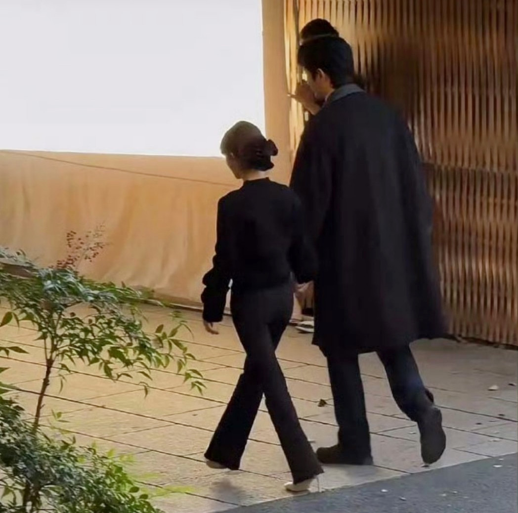 Triệu Lộ Tư bị chê vóc dáng thấp bé không đẹp đôi với bạn diễn. Triệu Lộ Tư bị chê vóc dáng thấp bé không đẹp đôi với bạn diễn.