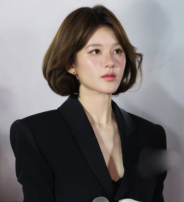 Triệu Lộ Tư gây tranh cãi khi thay đổi phong cách mới. Triệu Lộ Tư gây tranh cãi khi thay đổi phong cách mới.