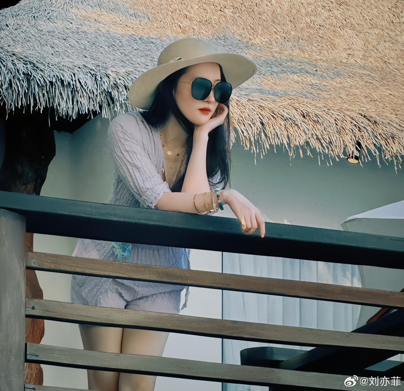 Lưu Diệc Phi khoe ảnh đi nghỉ dưỡng tại Thái Lan. Nữ diễn viên để mặt mộc, khoe làn da trắng sứ. Lưu Diệc Phi khoe ảnh đi nghỉ dưỡng tại Thái Lan. Nữ diễn viên để mặt mộc, khoe làn da trắng sứ.