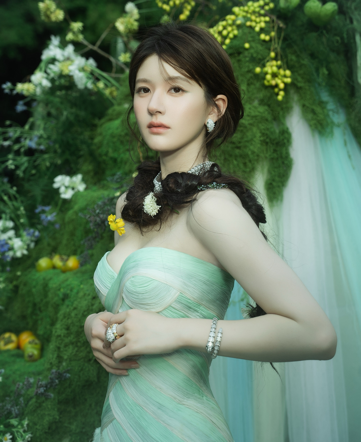 Tối 17/10, Sohu đưa tin một nửa giới giải trí Hoa ngữ đã có mặt tại Thâm Quyến, để tham gia sự kiện Đêm hội thời trang do tạp chí Vogue tổ chức. Vì đây là "Kinh Thánh thời trang" nên nhiều ngôi sao đang hot nhất đã có mặt như Dương Mịch, Lưu Diệc Phi, Lưu Thi Thi, Nghê Ni, Châu Đông Vũ, Trương Tiểu Phỉ, Triệu Lộ Tư, Quan Hiểu Đồng, Châu Dã, Điền Hi Vi, Trần Đô Linh, Lâm Duẫn, Ngu Thư Hân, Kim Thần, Lý Thấm, Cổ Lực Na Trát, Trương Nhược Quân, Cung Tuấn, Vương Hạc Đệ... thậm chí cả nữ thần Hong Kong một thời Lê Tư cũng xuất hiện. Tối 17/10, Sohu đưa tin một nửa giới giải trí Hoa ngữ đã có mặt tại Thâm Quyến, để tham gia sự kiện Đêm hội thời trang do tạp chí Vogue tổ chức. Vì đây là "Kinh Thánh thời trang" nên nhiều ngôi sao đang hot nhất đã có mặt như Dương Mịch, Lưu Diệc Phi, Lưu Thi Thi, Nghê Ni, Châu Đông Vũ, Trương Tiểu Phỉ, Triệu Lộ Tư, Quan Hiểu Đồng, Châu Dã, Điền Hi Vi, Trần Đô Linh, Lâm Duẫn, Ngu Thư Hân, Kim Thần, Lý Thấm, Cổ Lực Na Trát, Trương Nhược Quân, Cung Tuấn, Vương Hạc Đệ... thậm chí cả nữ thần Hong Kong một thời Lê Tư cũng xuất hiện.