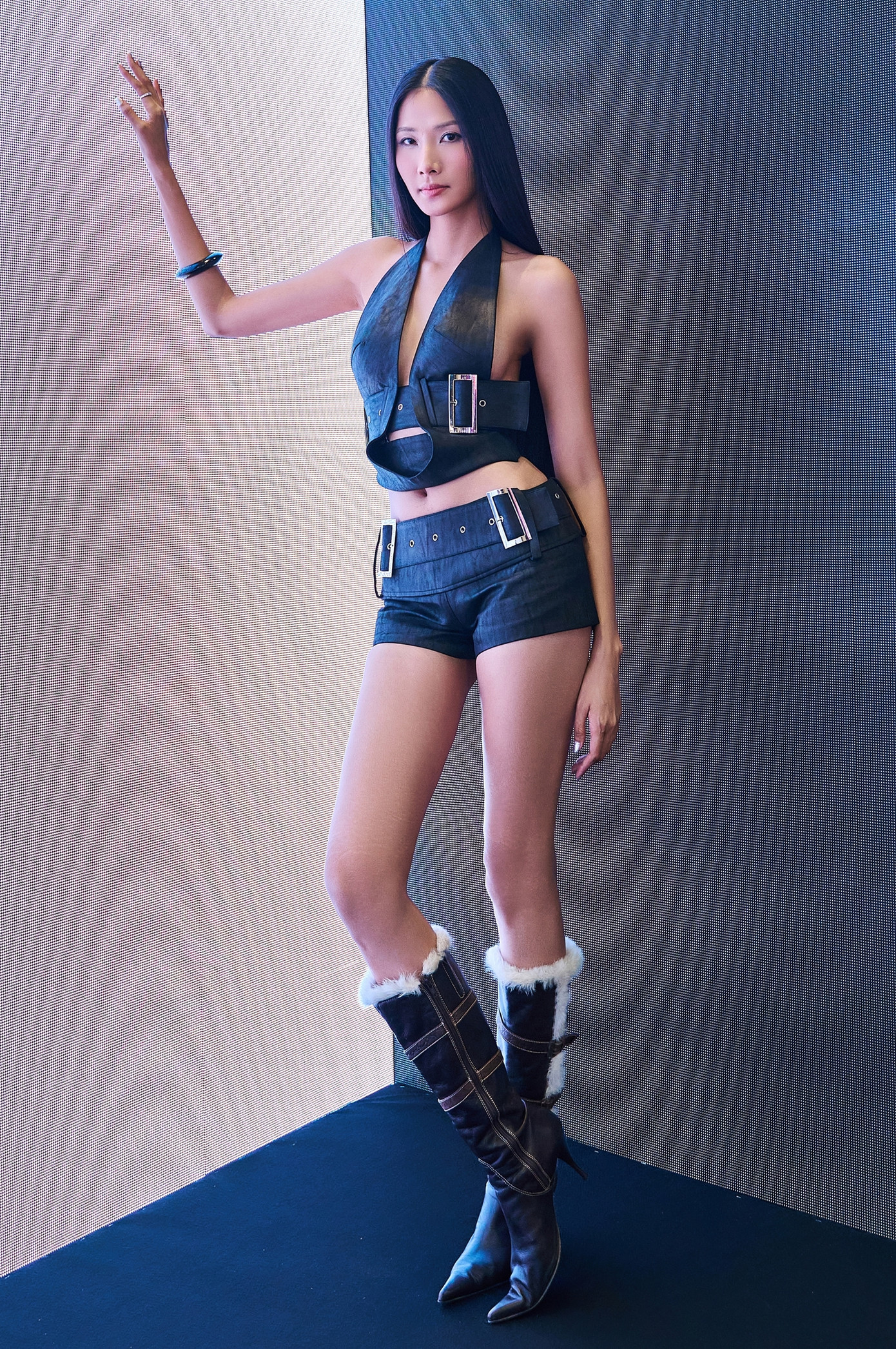 Siêu mẫu Hoàng Thùy nổi bật tại sự kiện. Siêu mẫu Hoàng Thùy nổi bật tại sự kiện.