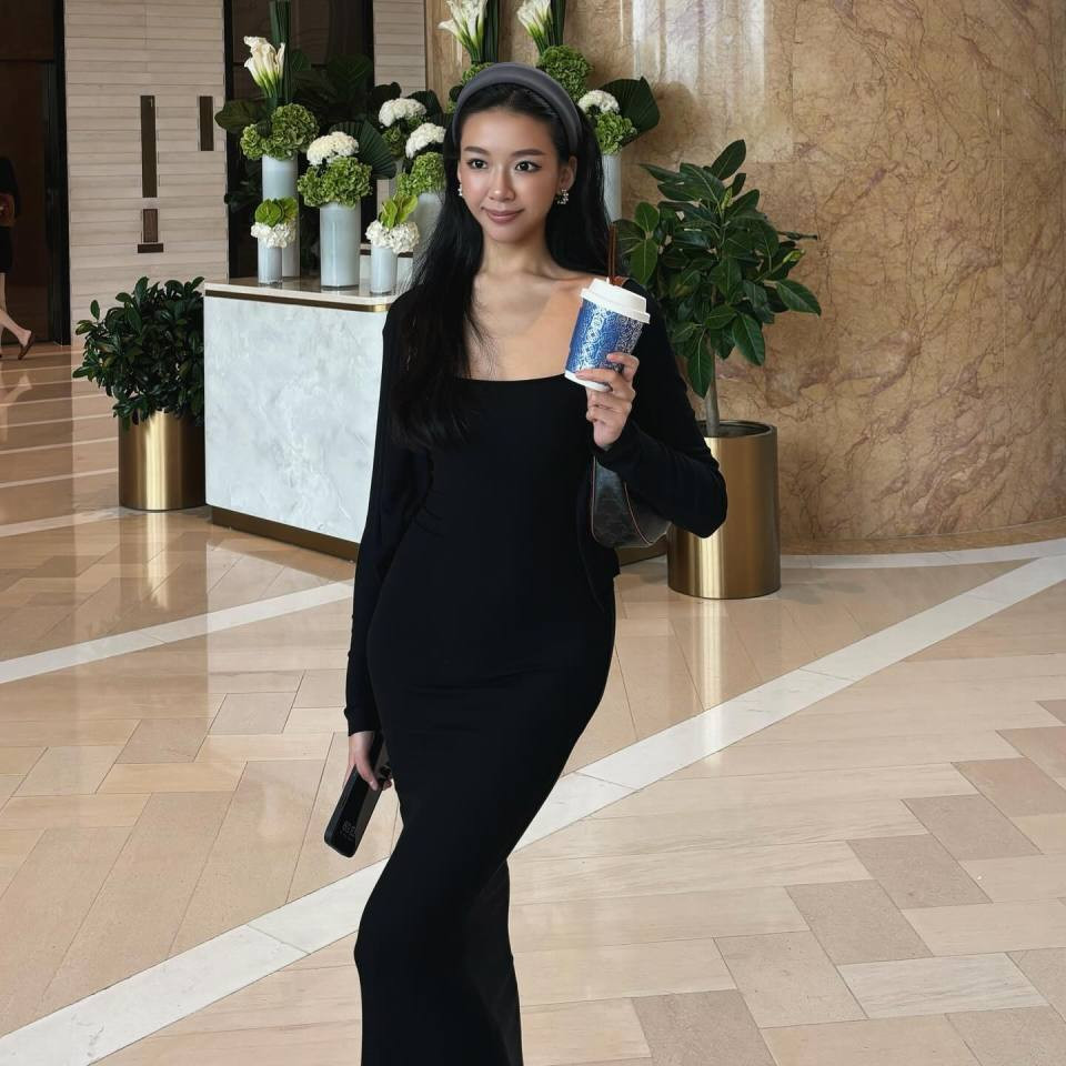 Lương Gia Oánh (Emily 22 tuổi, cao 1,69 m, nặng 57,8 kg), lớn lên tại Canada. Lương Gia Oánh tốt nghiệp trường Thiết kế Parsons, Mỹ, hiện theo học chương trình Thạc sĩ chuyên ngành Maketing tại Đại học Hong Kong. Cô từng giành một số giải thưởng về thiết kế tại Mỹ. Lương Gia Oánh (Emily 22 tuổi, cao 1,69 m, nặng 57,8 kg), lớn lên tại Canada. Lương Gia Oánh tốt nghiệp trường Thiết kế Parsons, Mỹ, hiện theo học chương trình Thạc sĩ chuyên ngành Maketing tại Đại học Hong Kong. Cô từng giành một số giải thưởng về thiết kế tại Mỹ.