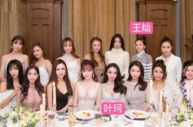 Diệp Kha trở thành tâm điểm truyền thông sau khi yêu Huỳnh Hiểu Minh. Cô từng bị cho là tham gia lò đào tạo &quot;săn đại gia&quot; tai tiếng.