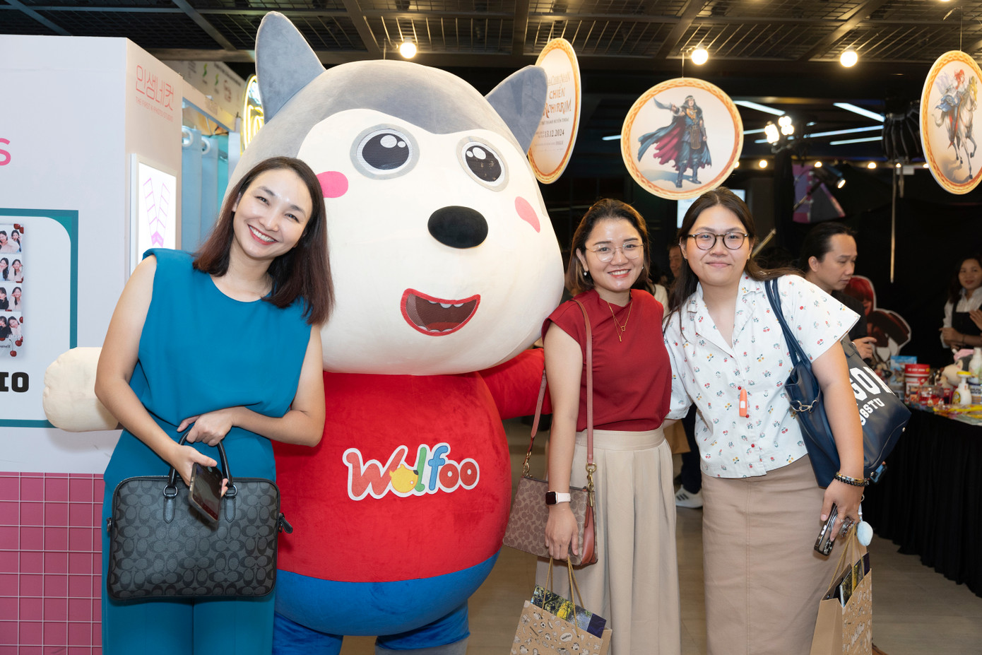 Lần này, chú bé Sói tinh nghịch du hành qua nhiều thế giới khác nhau trong Wolfoo và cuộc đua Tam giới.