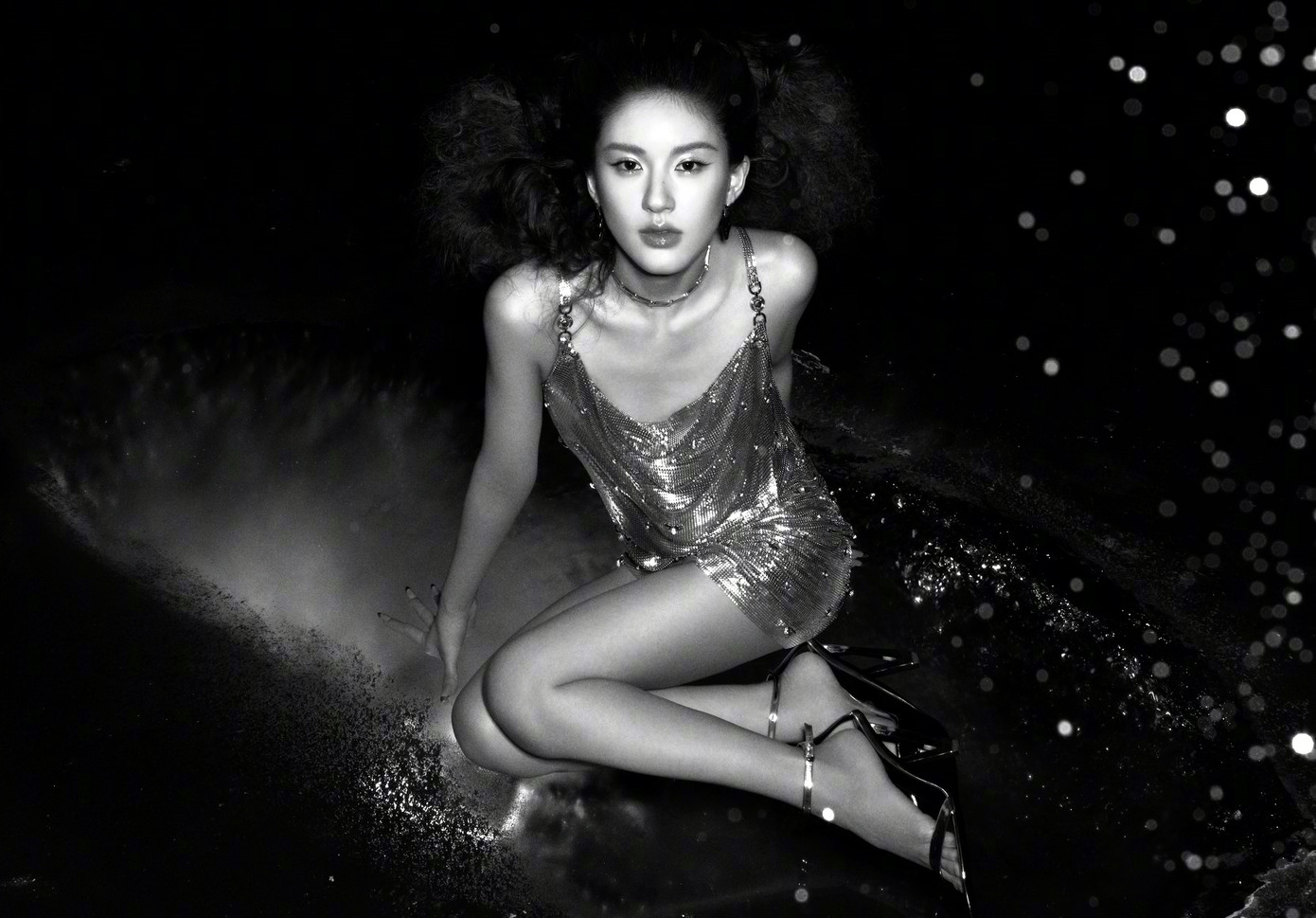 Triệu Lộ Tư với các tư thế chụp ảnh không được đánh giá cao. Triệu Lộ Tư với các tư thế chụp ảnh không được đánh giá cao.