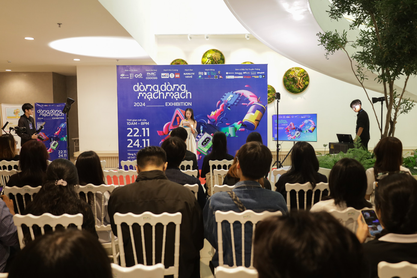 Lễ khai mạc triển lãm Dòng Dòng Mạch Mạch và công bố những thí sinh giành chiến thắng trong cuộc thi nghệ thuật liên quan tới chương trình.