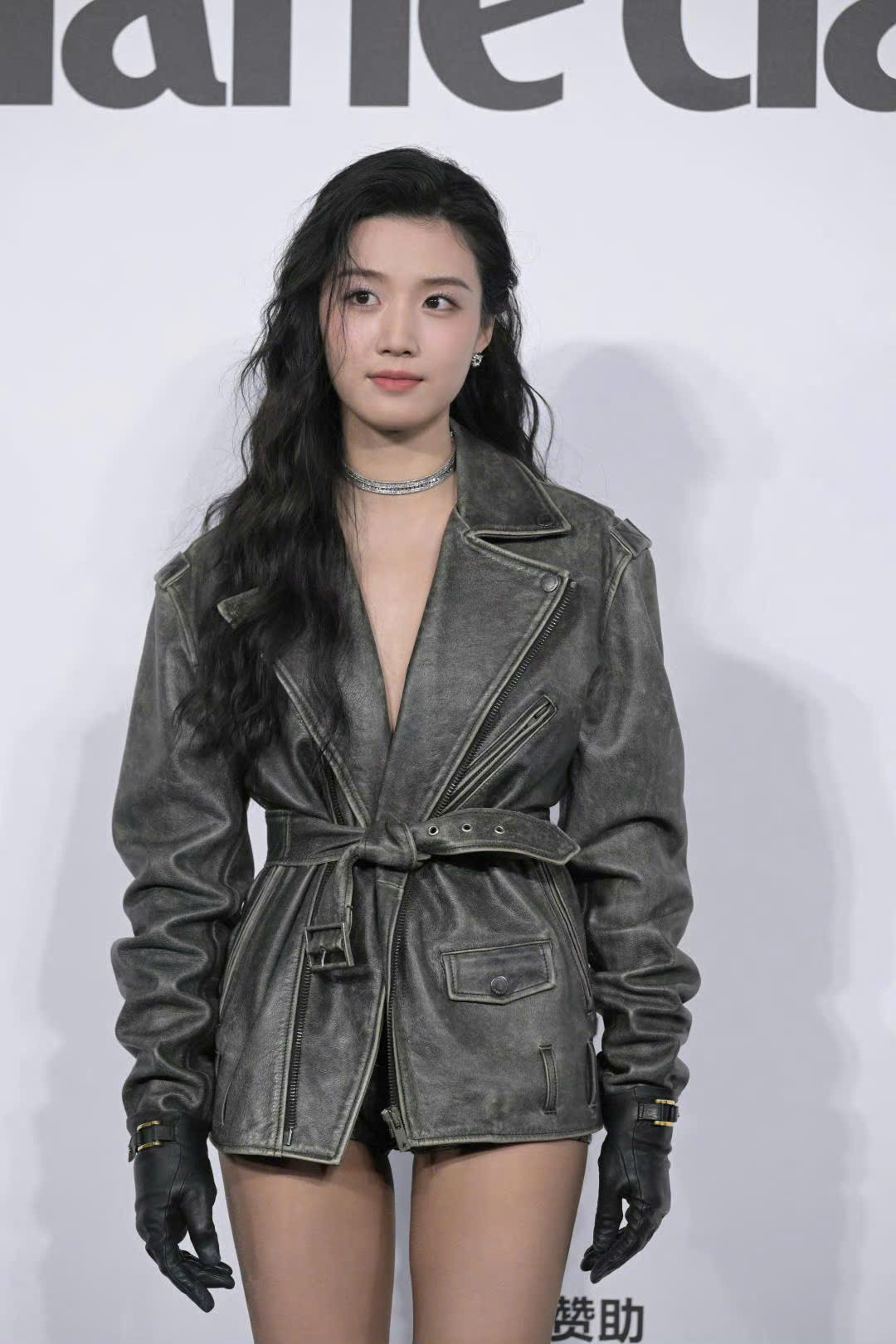 Nữ diễn viên trẻ Lư Dục Hiểu phá cách với thời trang cá tính. Tuy nhiên, cô bị cho là không hợp với phong cách này. Lư Dục Hiểu tỏ ra thiếu tự tin trên thảm đỏ, bị chê không thẳng lưng. Nữ diễn viên sinh năm 1999 nổi tiếng với các phim Thời gian và anh vừa hay đúng lúc, Vân chi vũ, Tích hoa chỉ...