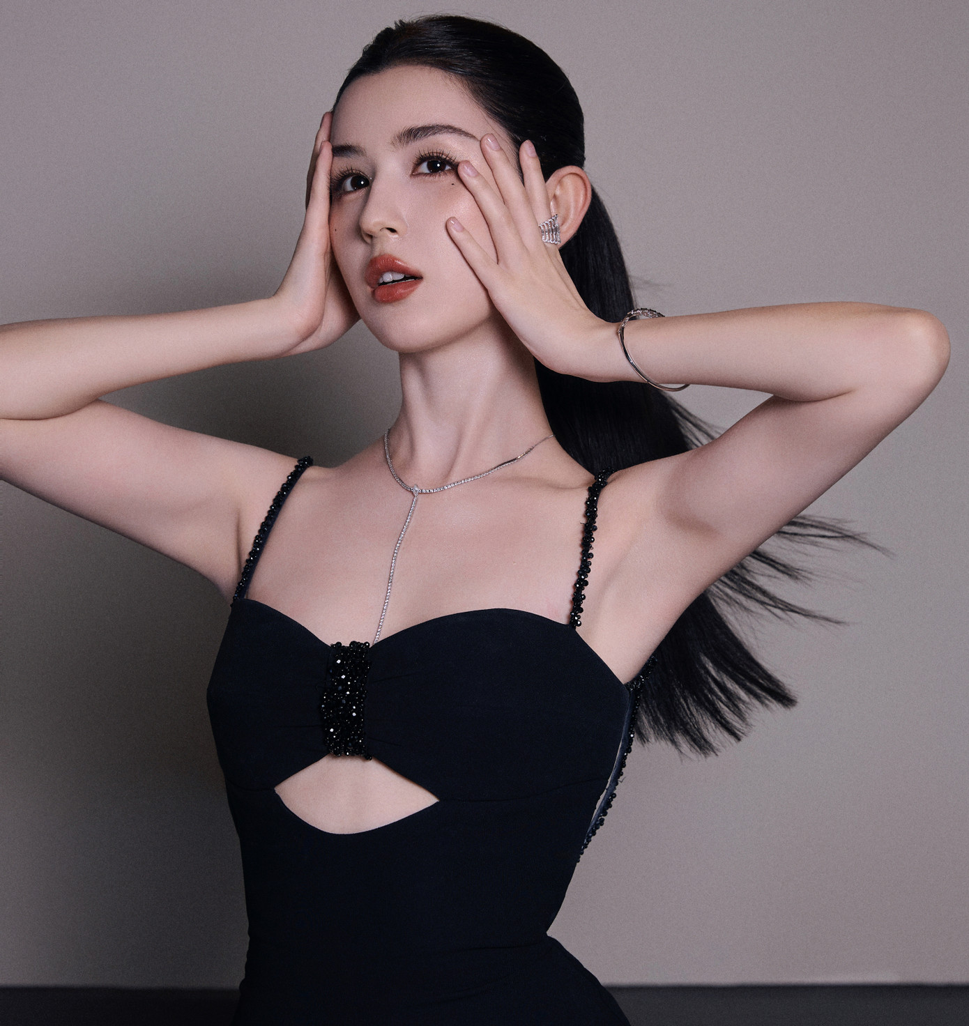 Cáp Ni Khắc Tư có ngoại hình đẹp, khả năng diễn xuất tốt hơn Địch Lệ Nhiệt Ba hay Cổ Lực Na Trát nhưng không thể bật lên vì vướng scandal. Cáp Ni Khắc Tư có ngoại hình đẹp, khả năng diễn xuất tốt hơn Địch Lệ Nhiệt Ba hay Cổ Lực Na Trát nhưng không thể bật lên vì vướng scandal.