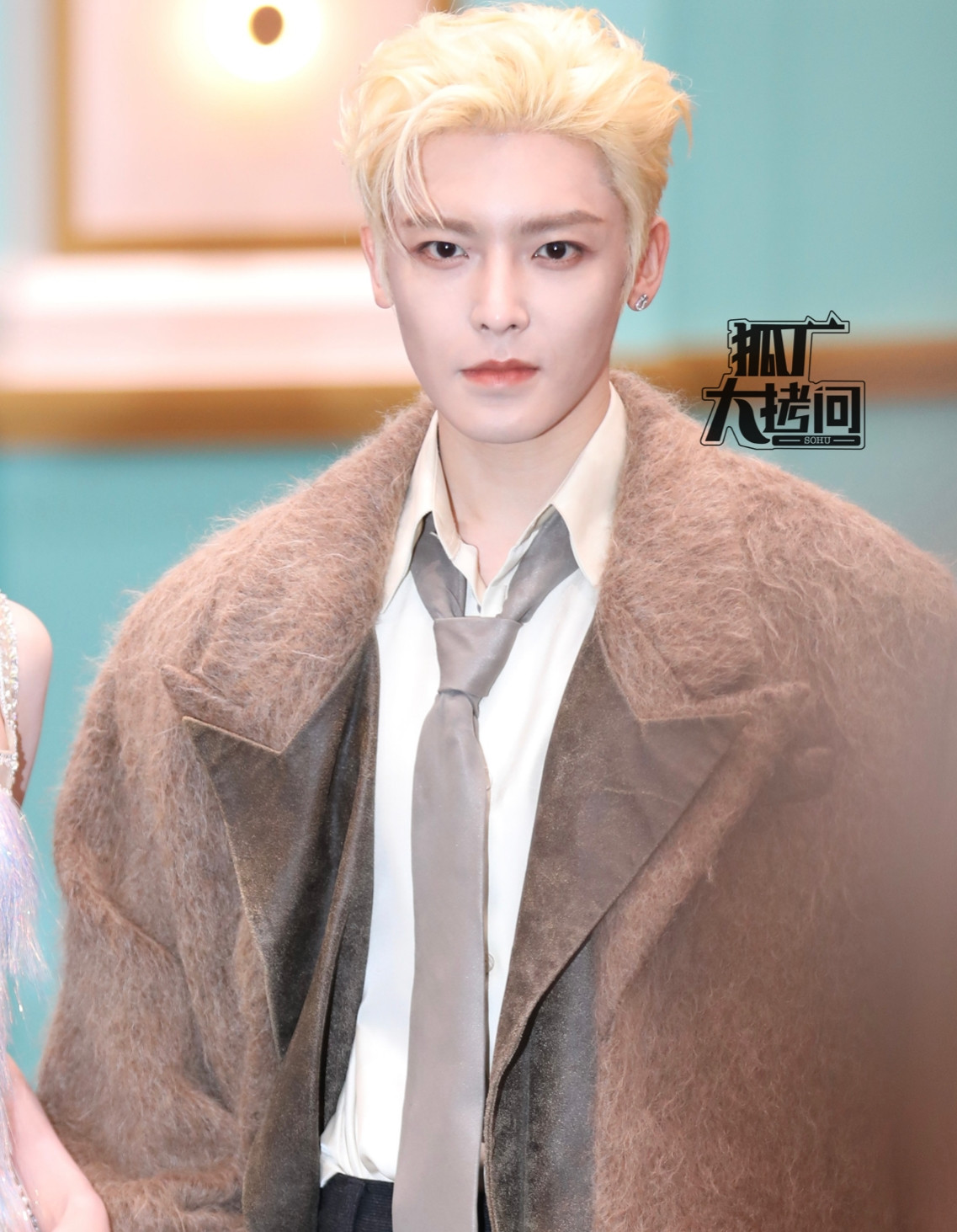 Hầu Minh Hạo nổi bật với mái tóc bạch kim. Nam diễn viên vừa được khen ngợi khi thể hiện vai yêu quái ngàn năm trong phim Đại mộng quy ly. Sắp tới, anh góp mặt trong hai dự án có kinh phí cao của iQiYi là Hồ Yêu Tiểu Hồng Nương: Trúc Nghiệp Thiên, Tiêu Dao. Năm 2024, Vương Tinh Việt là sao trẻ thành công nhất với bộ phim Mặc vũ vân gian vốn chỉ là dự án nhỏ nhưng lại có thành tích tốt. Diễn xuất và phong thái cổ trang của Vương Tinh Việt nhận được nhiều lời khen ngợi của khán giả.