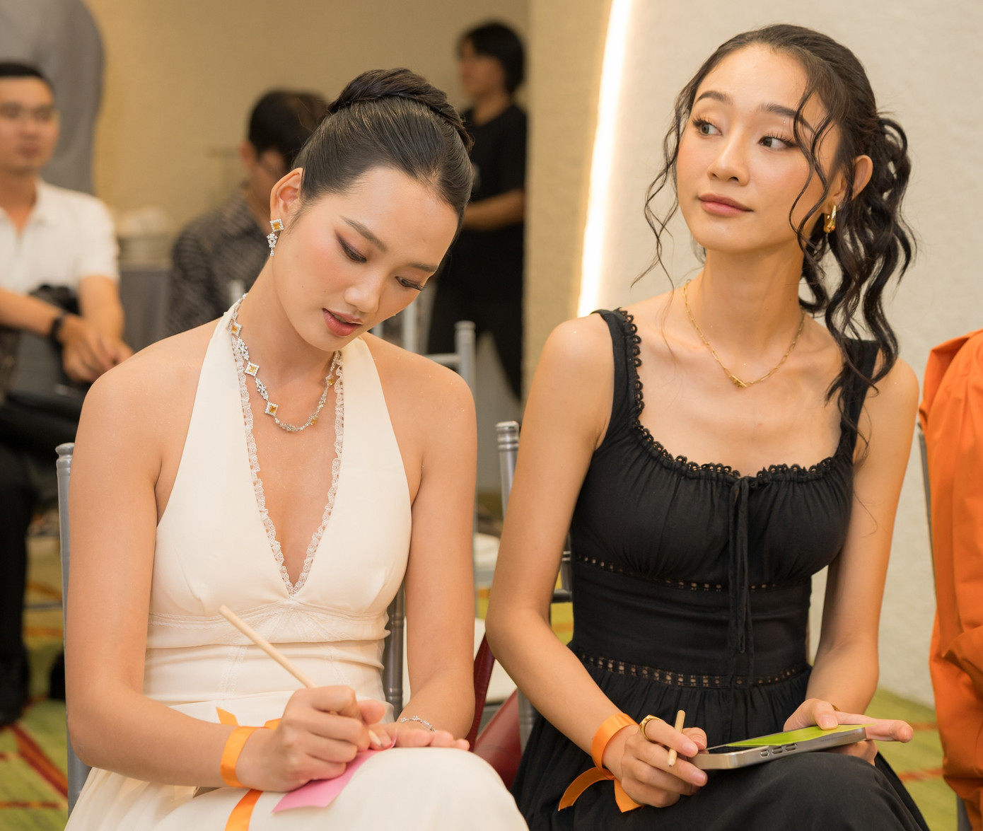 Á hậu Quỳnh Anh (trái) và người mẫu Trà My tích cực tìm hiểu thêm kiến thức.