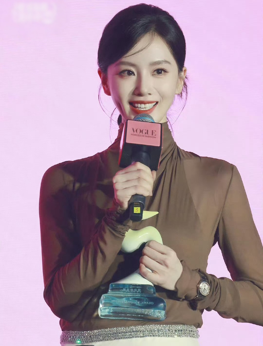 Tối 17/10, Sohu đưa tin một nửa giới giải trí Hoa ngữ đã có mặt tại Thâm Quyến, để tham gia sự kiện Đêm hội thời trang do tạp chí Vogue tổ chức. Vì đây là "Kinh Thánh thời trang" nên nhiều ngôi sao đang hot nhất đã có mặt như Dương Mịch, Lưu Diệc Phi, Lưu Thi Thi, Nghê Ni, Châu Đông Vũ, Trương Tiểu Phỉ, Triệu Lộ Tư, Quan Hiểu Đồng, Châu Dã, Điền Hi Vi, Trần Đô Linh, Lâm Duẫn, Ngu Thư Hân, Kim Thần, Lý Thấm, Cổ Lực Na Trát, Trương Nhược Quân, Cung Tuấn, Vương Hạc Đệ... thậm chí cả nữ thần Hong Kong một thời Lê Tư cũng xuất hiện. Tối 17/10, Sohu đưa tin một nửa giới giải trí Hoa ngữ đã có mặt tại Thâm Quyến, để tham gia sự kiện Đêm hội thời trang do tạp chí Vogue tổ chức. Vì đây là "Kinh Thánh thời trang" nên nhiều ngôi sao đang hot nhất đã có mặt như Dương Mịch, Lưu Diệc Phi, Lưu Thi Thi, Nghê Ni, Châu Đông Vũ, Trương Tiểu Phỉ, Triệu Lộ Tư, Quan Hiểu Đồng, Châu Dã, Điền Hi Vi, Trần Đô Linh, Lâm Duẫn, Ngu Thư Hân, Kim Thần, Lý Thấm, Cổ Lực Na Trát, Trương Nhược Quân, Cung Tuấn, Vương Hạc Đệ... thậm chí cả nữ thần Hong Kong một thời Lê Tư cũng xuất hiện.