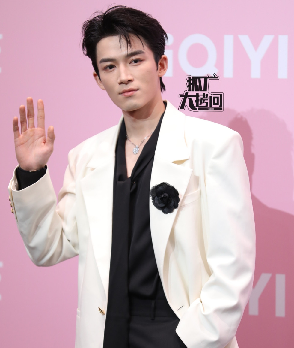 Hầu Minh Hạo nổi bật với mái tóc bạch kim. Nam diễn viên vừa được khen ngợi khi thể hiện vai yêu quái ngàn năm trong phim Đại mộng quy ly. Sắp tới, anh góp mặt trong hai dự án có kinh phí cao của iQiYi là Hồ Yêu Tiểu Hồng Nương: Trúc Nghiệp Thiên, Tiêu Dao. Năm 2024, Vương Tinh Việt là sao trẻ thành công nhất với bộ phim Mặc vũ vân gian vốn chỉ là dự án nhỏ nhưng lại có thành tích tốt. Diễn xuất và phong thái cổ trang của Vương Tinh Việt nhận được nhiều lời khen ngợi của khán giả.