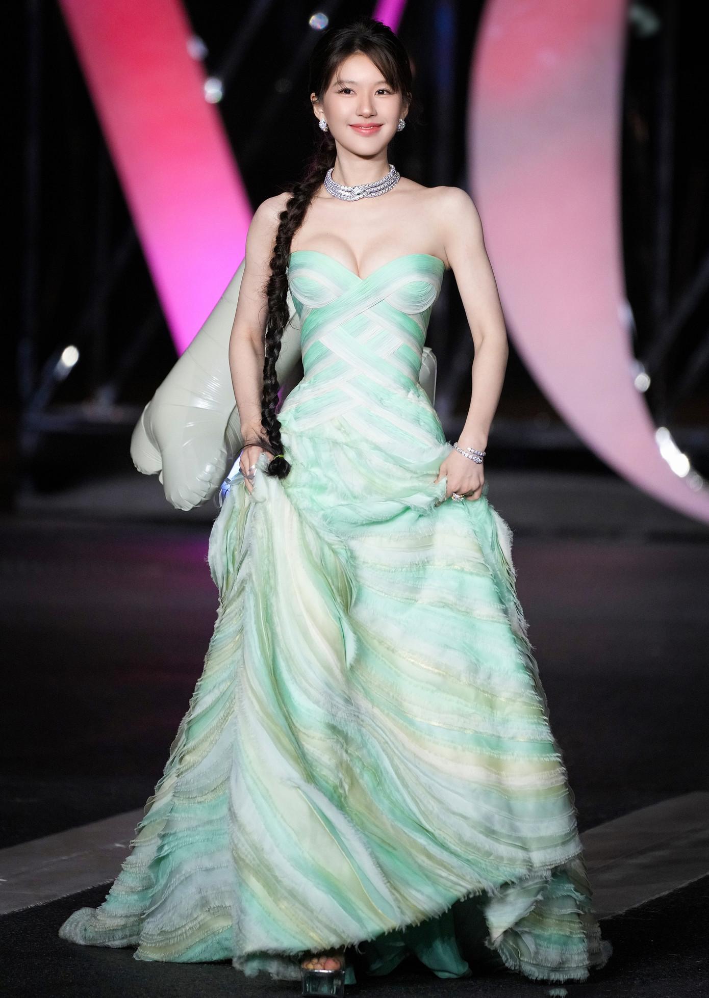 Mặt khác, Triệu Lộ Tư cũng nhận được đánh giá cao khi trở về với phong cách ngọt ngào phù hợp với khí chất và ngoại hình. Nữ diễn viên được ví như nàng tiên rừng với bộ váy xanh khoe vòng eo nhỏ nhắn và mái tóc tết dài. Mặt khác, Triệu Lộ Tư cũng nhận được đánh giá cao khi trở về với phong cách ngọt ngào phù hợp với khí chất và ngoại hình. Nữ diễn viên được ví như nàng tiên rừng với bộ váy xanh khoe vòng eo nhỏ nhắn và mái tóc tết dài.