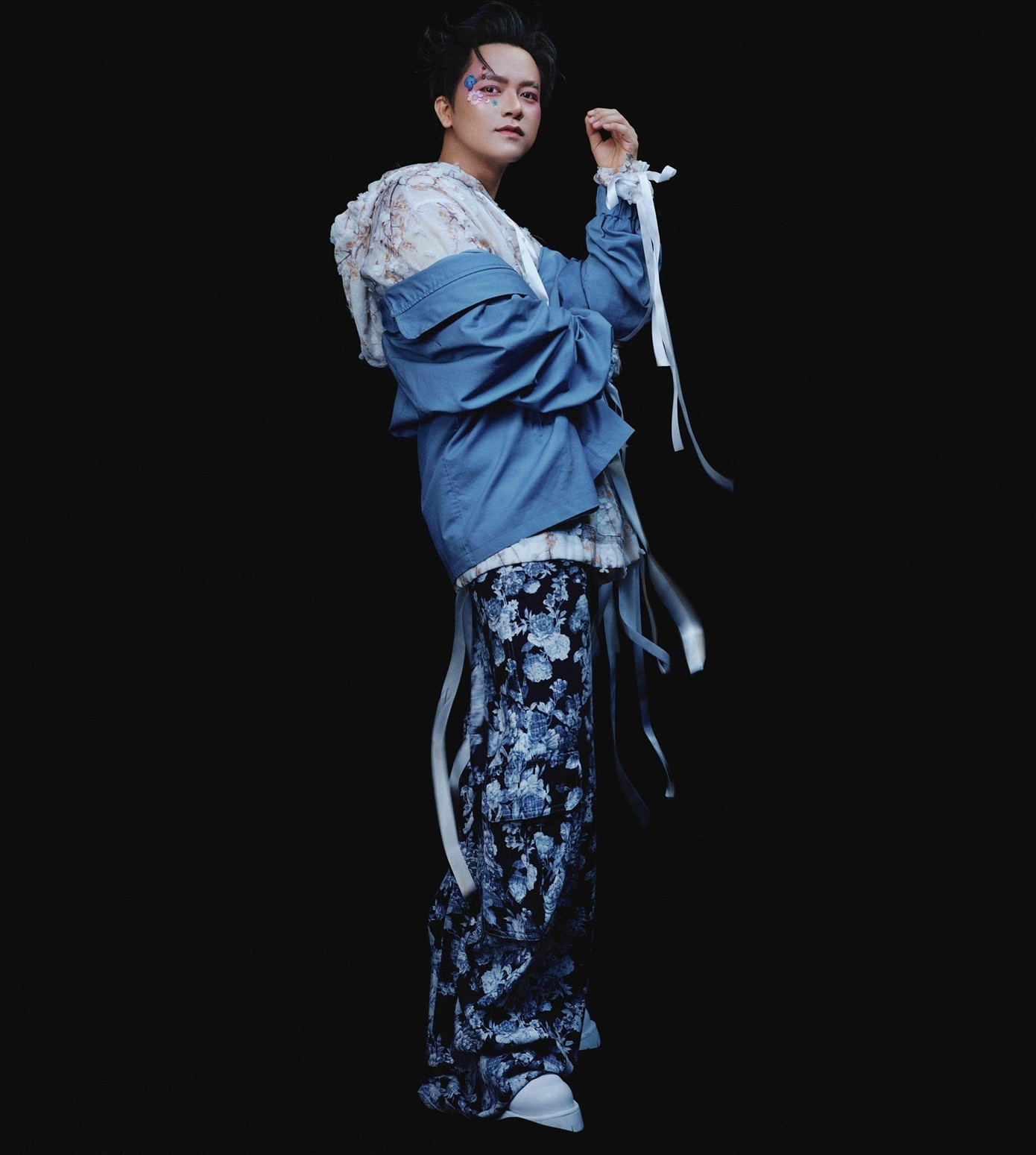 Em út Bùi Công Nam đang được yêu thích với khả năng sáng tác.