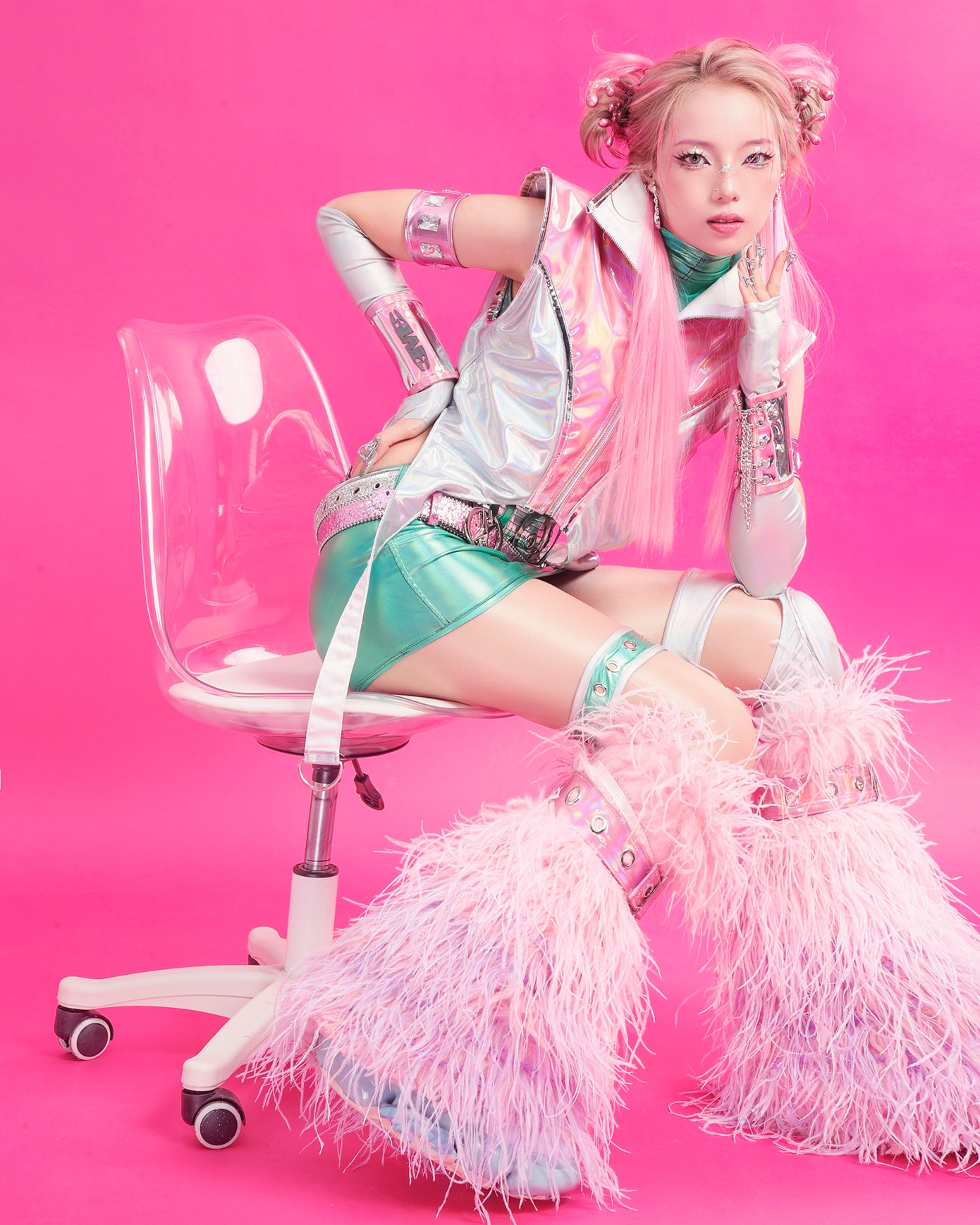 Phương Nghiêm với phong cách Nhật trẻ trung sôi động, không muốn vâng lời ai mà sống theo ý mình, bận yêu chính mình. Phương Nghiêm với phong cách Nhật trẻ trung sôi động, không muốn vâng lời ai mà sống theo ý mình, bận yêu chính mình.