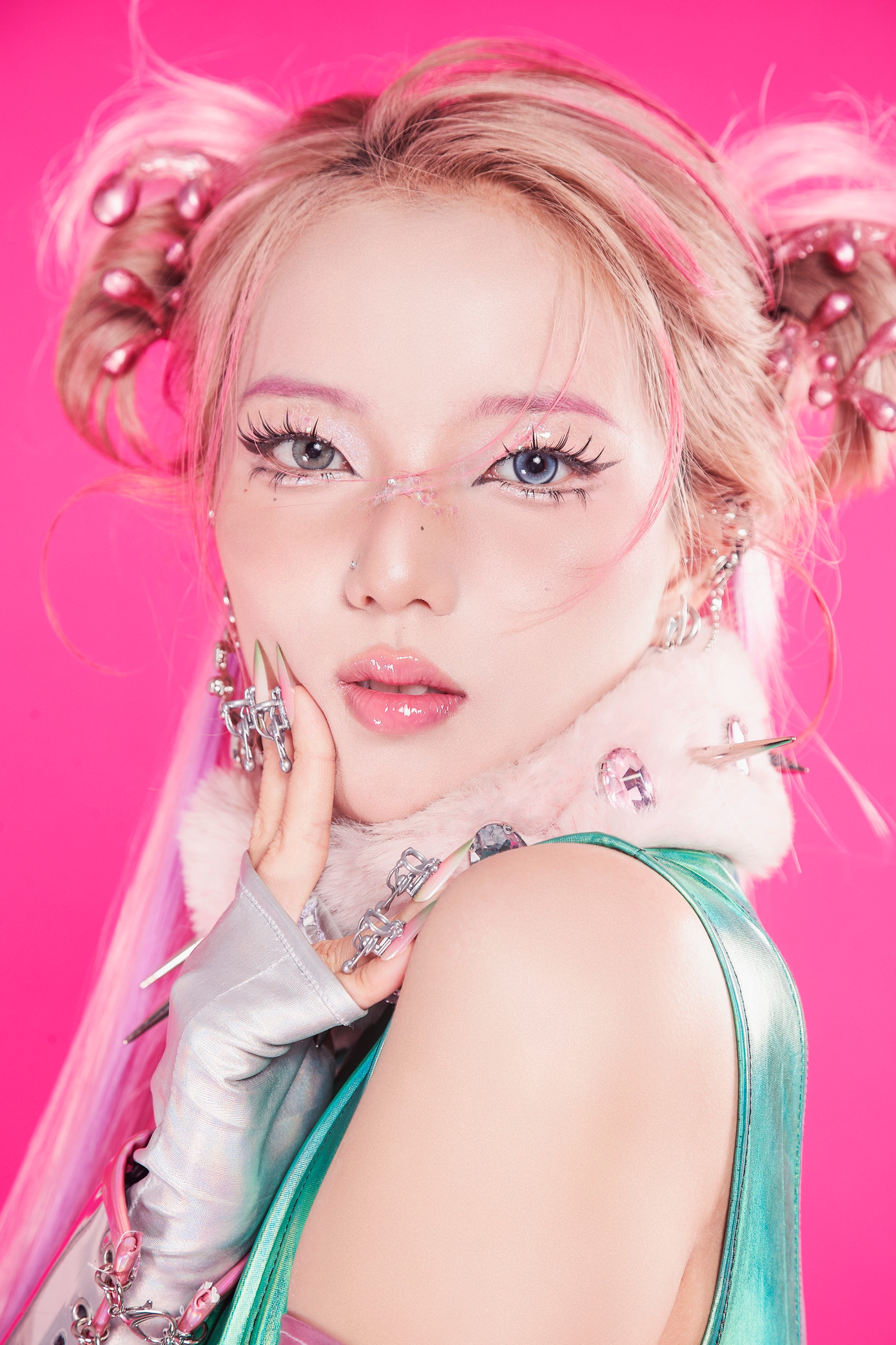 Phương Nghiêm với phong cách Nhật trẻ trung sôi động, không muốn vâng lời ai mà sống theo ý mình, bận yêu chính mình. Phương Nghiêm với phong cách Nhật trẻ trung sôi động, không muốn vâng lời ai mà sống theo ý mình, bận yêu chính mình.