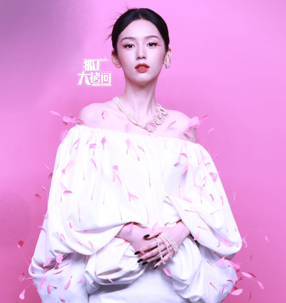 Châu Dã được đánh giá là người đẹp cân mọi góc chụp, những bức hình chưa qua chỉnh sửa của Châu Dã luôn hoàn hảo. Bên cạnh đó, Châu Dã còn gây ấn tượng với màn lột váy trên thảm đỏ, hóa thân từ công chúa ngọt ngào thành nữ thần sang chảnh lạnh lùng. Đây là một trong những màn xuất hiện ấn tượng nhất của Đêm hội Vogue. Châu Dã được đánh giá là người đẹp cân mọi góc chụp, những bức hình chưa qua chỉnh sửa của Châu Dã luôn hoàn hảo. Bên cạnh đó, Châu Dã còn gây ấn tượng với màn lột váy trên thảm đỏ, hóa thân từ công chúa ngọt ngào thành nữ thần sang chảnh lạnh lùng. Đây là một trong những màn xuất hiện ấn tượng nhất của Đêm hội Vogue.