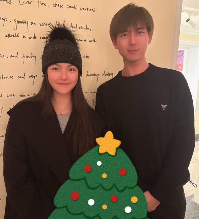 Lưu Diệc Phi và Lý Hiện đi dự tiệc kín cùng bạn bè.