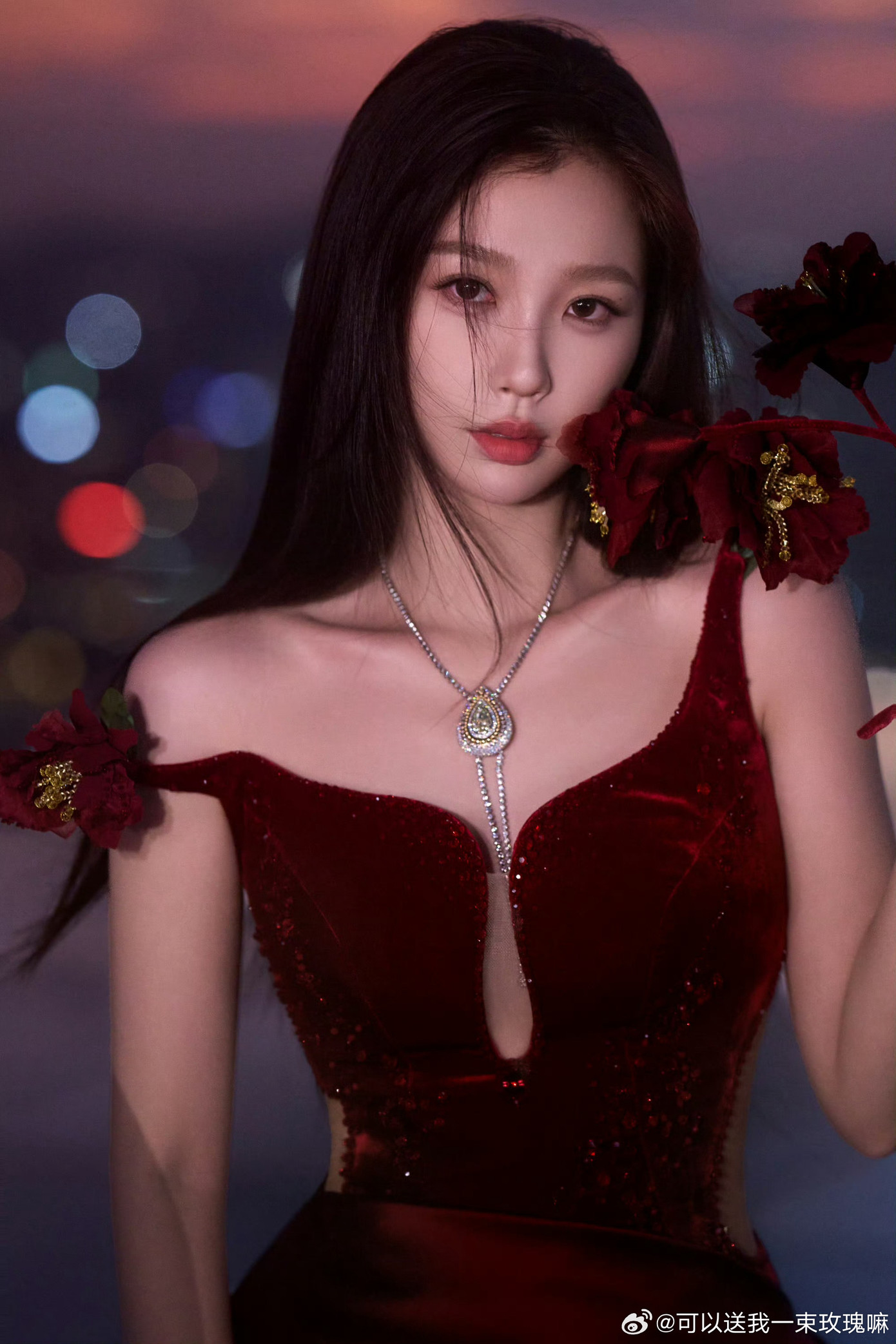 Cũng bị chê là Ngu Thư Hân với bộ váy đuôi cá màu đỏ bị chê diêm dúa, khiến cô trở nên già hơn. Ngu Thư Hân để tóc đen dài nhưng lại làm lộ khuôn mặt to và bị đánh giá là thiếu sức sống. Cũng bị chê là Ngu Thư Hân với bộ váy đuôi cá màu đỏ bị chê diêm dúa, khiến cô trở nên già hơn. Ngu Thư Hân để tóc đen dài nhưng lại làm lộ khuôn mặt to và bị đánh giá là thiếu sức sống.