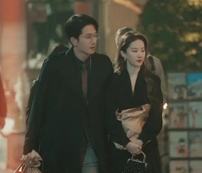 Khán giả so sánh Lưu Diệc Phi và Triệu Lộ Tư khi cùng đóng cặp với Bành Quán Anh và chê nữ diễn viên họ Triệu nhìn như con gái bạn diễn. Khán giả so sánh Lưu Diệc Phi và Triệu Lộ Tư khi cùng đóng cặp với Bành Quán Anh và chê nữ diễn viên họ Triệu nhìn như con gái bạn diễn.