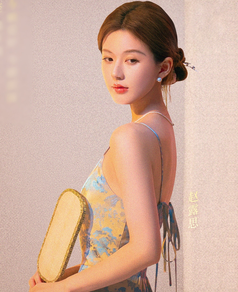 Ngu Thư Hân (trái) và Triệu Lộ Tư là kỳ phùng địch thủ của lứa tiểu hoa đán sinh sau năm 1995.