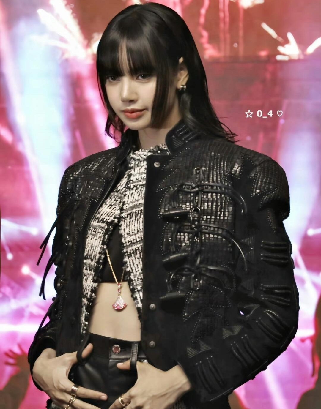 Việc Lưu Diệc Phi phải mặc lại áo của Lisa khiến người hâm mộ hai bên nảy sinh mâu thuẫn. Việc Lưu Diệc Phi phải mặc lại áo của Lisa khiến người hâm mộ hai bên nảy sinh mâu thuẫn.