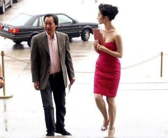 Trong quá khứ, Trần Kim Phi luôn theo sát Lưu Diệc Phi trong mỗi sự kiện. Ông còn giúp con gái nuôi lựa chọn trang phục, đưa cô đi gặp gỡ các nhà đầu tư Trong quá khứ, Trần Kim Phi luôn theo sát Lưu Diệc Phi trong mỗi sự kiện. Ông còn giúp con gái nuôi lựa chọn trang phục, đưa cô đi gặp gỡ các nhà đầu tư