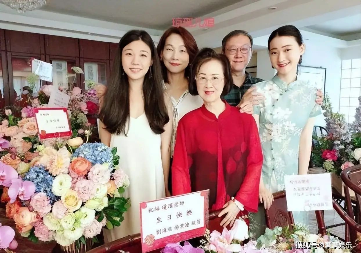 Quỳnh Dao và gia đình của con trai duy nhất Trần Trung Duy. Quỳnh Dao và gia đình của con trai duy nhất Trần Trung Duy.